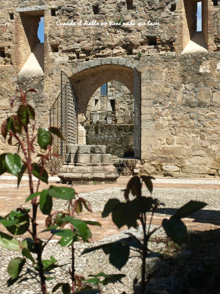 Puerta lateral de la iglesia