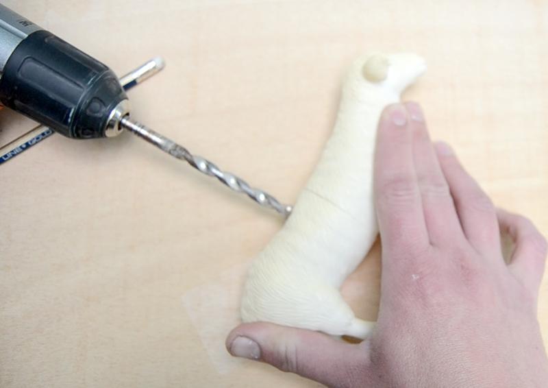 lapicero diy con un animal de juguete 2