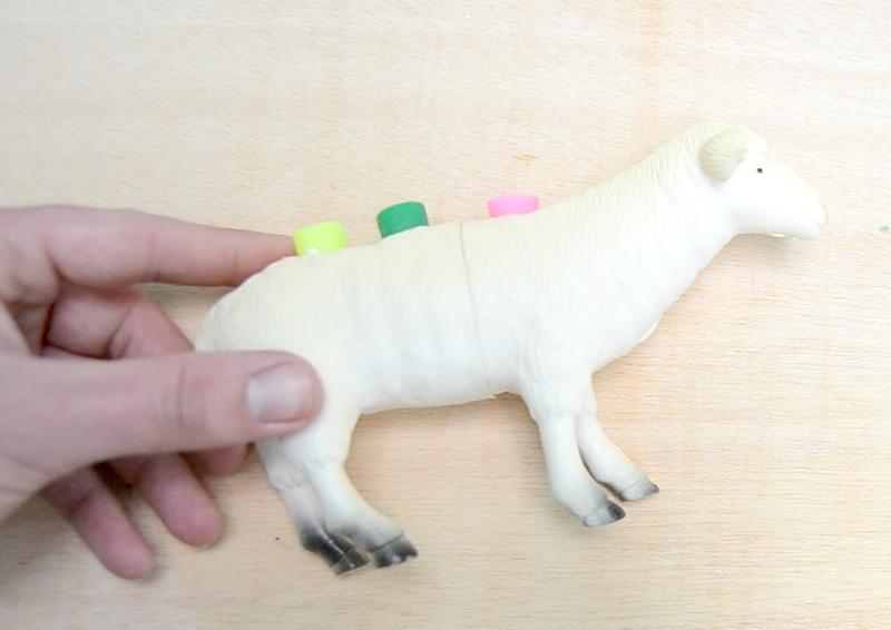 lapicero diy con un animal de juguete 4