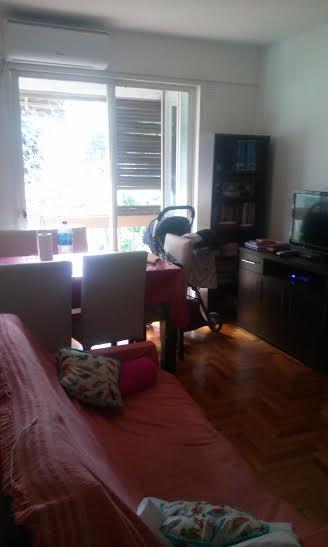 Salón pequeño con mesa de comedor grande