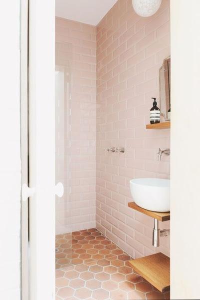 baño con azulejos rosa cuarzo