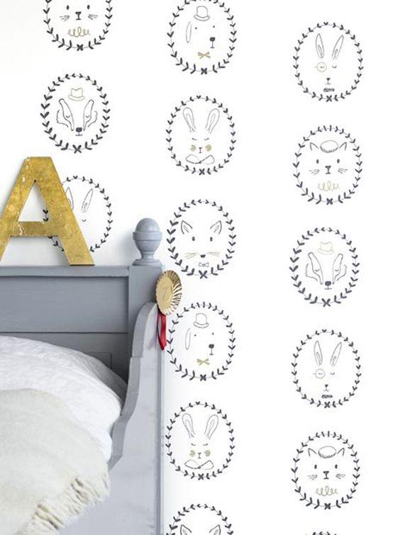 Decorar con papel pintado un dormitorio infantil con estampados de animales