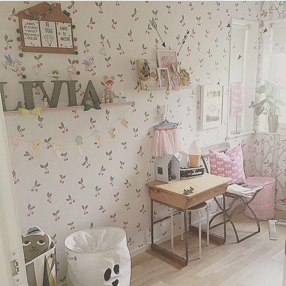 Decorar con papel pintado un dormitorio infantil con estilo romántico