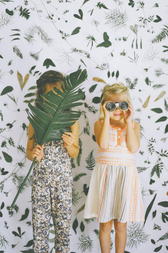 Decorar con papel pintado un dormitorio infantil con estampados de plantas