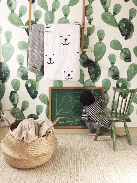 Decorar con papel pintado un dormitorio infantil con estampados de plantas