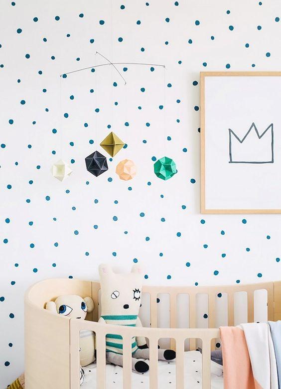 Decorar con papel pintado un dormitorio infantil con estampado geométrico