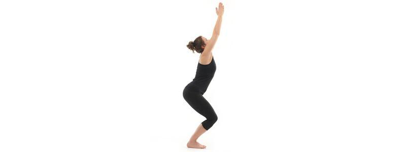 Postura básica de hatha yoga para principiantes Utkatasana