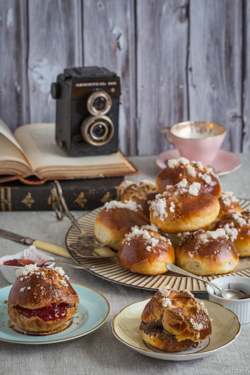 Bollos suizos de aceite de oliva cenital en platitos