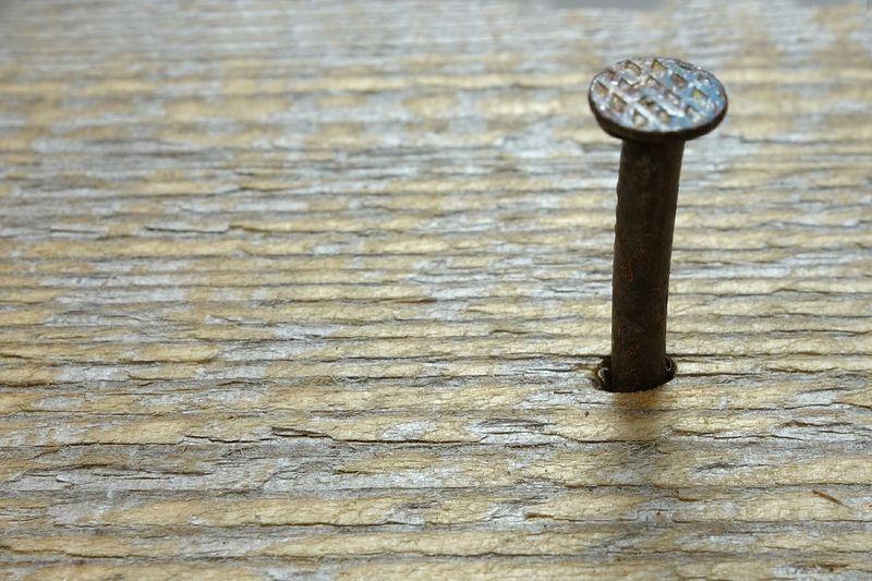 cómo evitar accidentes caseros al clavar clavos con el martillo