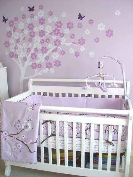 cuarto de bebe violeta