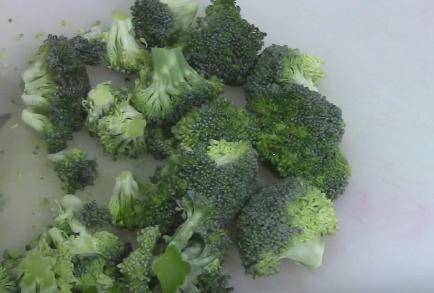 Brocoli cortado para hacer ensalada
