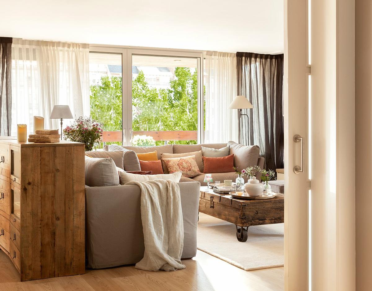 salon_con_baul_a_modo_mesa_auxiliar_y_bufete_separando_ambientes_1280x1003