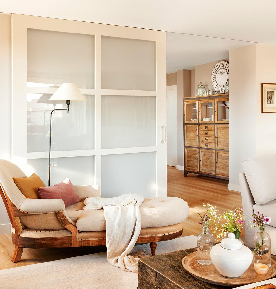 salon_con_puerta_corredera_y_chaiselongue_1221x1280