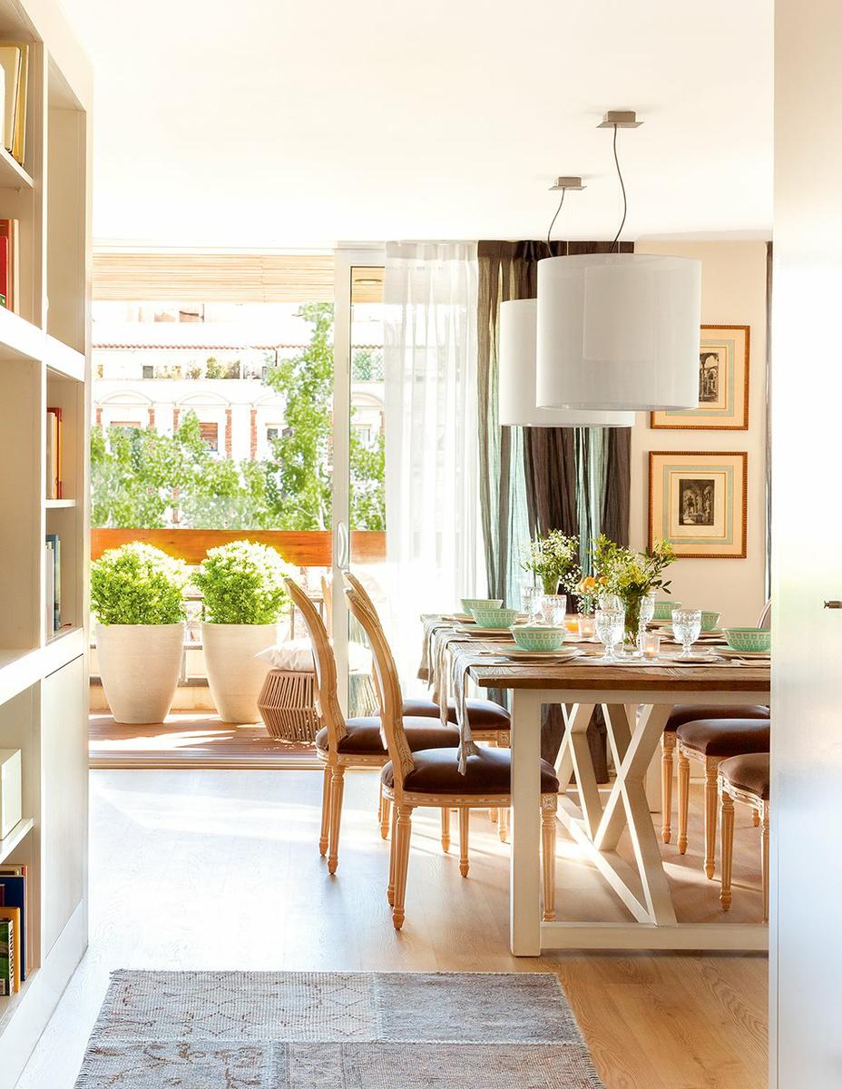 comedor_con_lamparas_de_pantalla_frente_a_terraza_990x1280