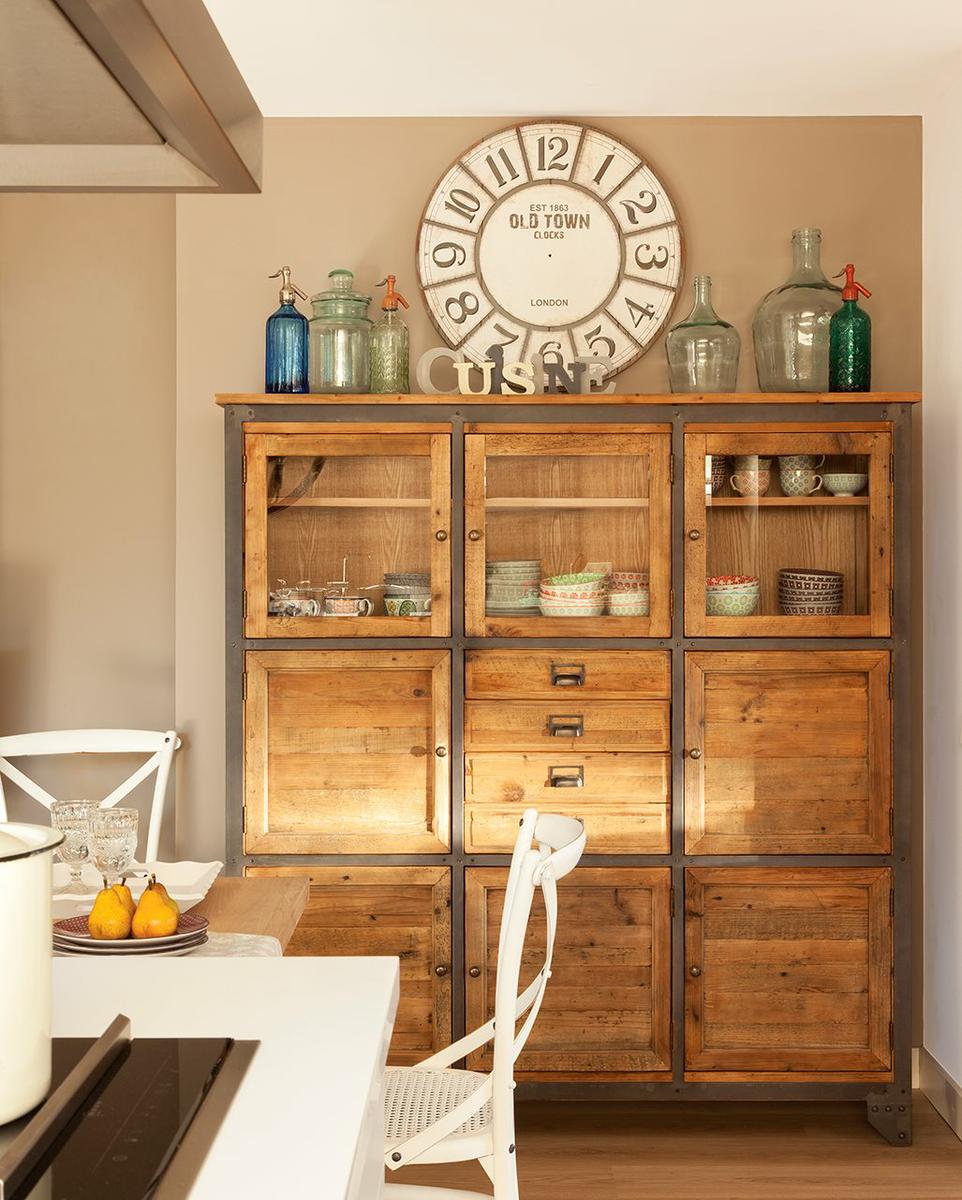 aparador_de_madera_rustico_con_reloj_encima_1027x1280