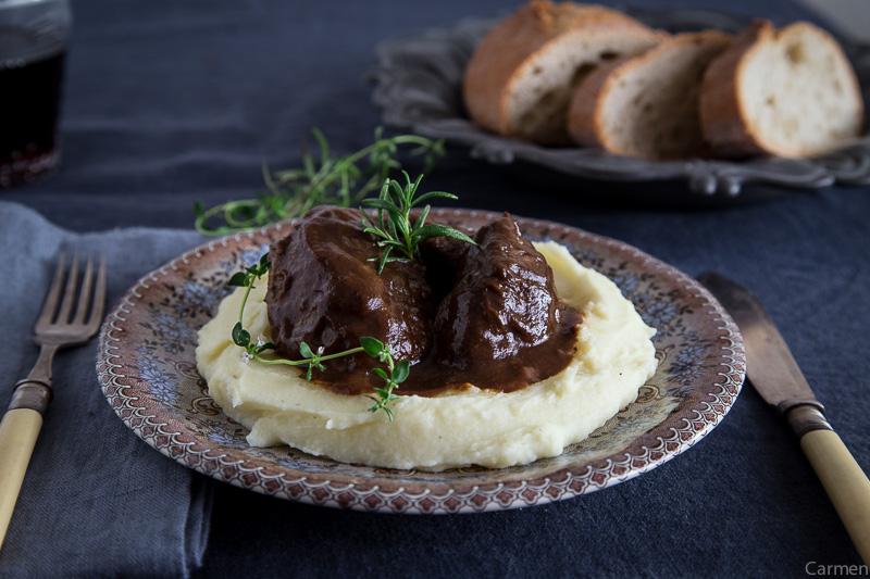 Carrilleras de cerdo ibérico glaseadas frontal cerca