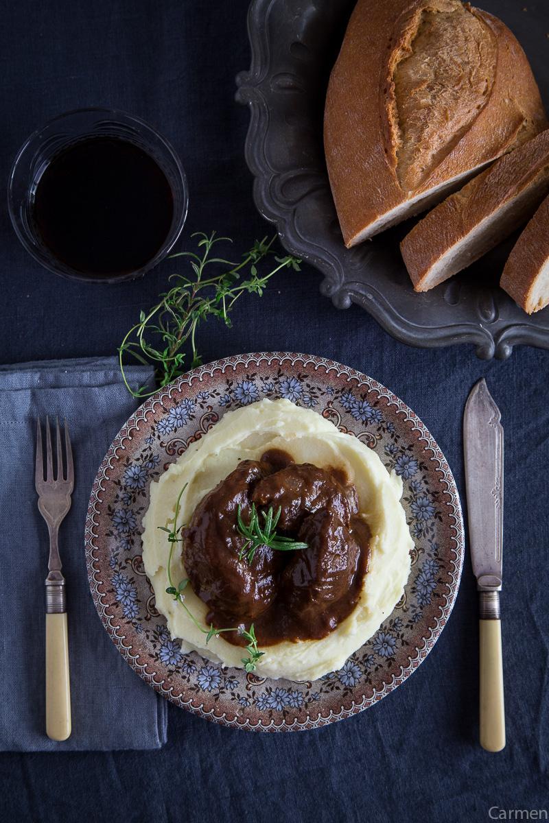 Carrilleras de cerdo ibérico glaseadas cenital plato