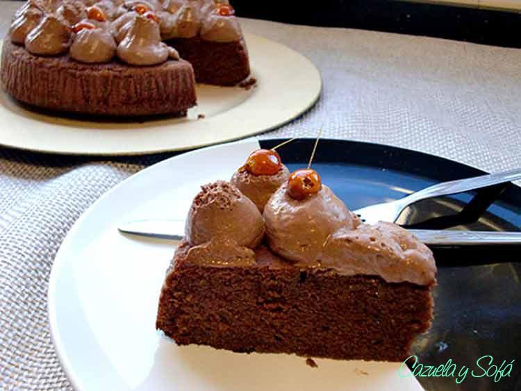 Bizcocho-de-chocolate-y-avellanas-con-mousse-de-chocolate