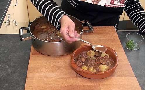 Ponemos un poquito del caldo al emplatar