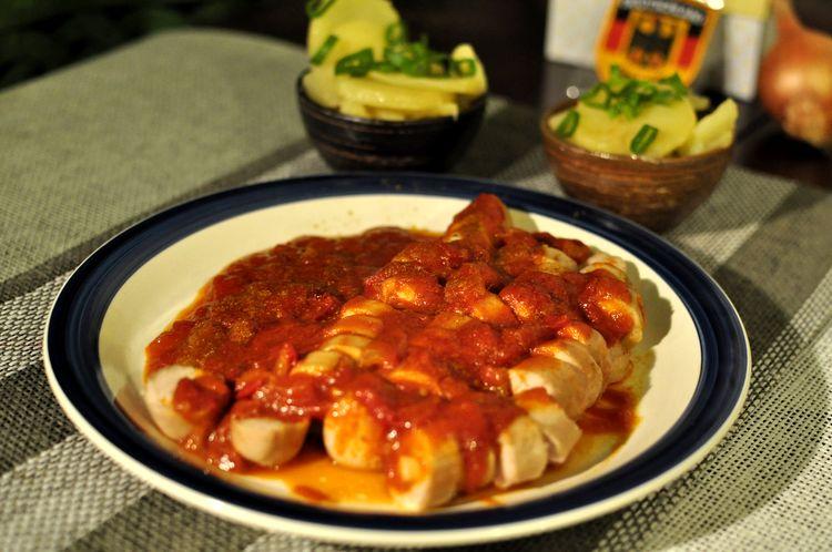 currywurst-casero-con-patatas-fritas-estilo-aleman-12