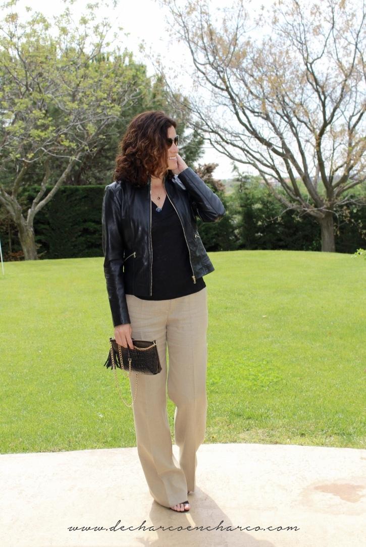 pantalones palazzo beiges con chaqueta cuero negra www.decharcoencharco.com