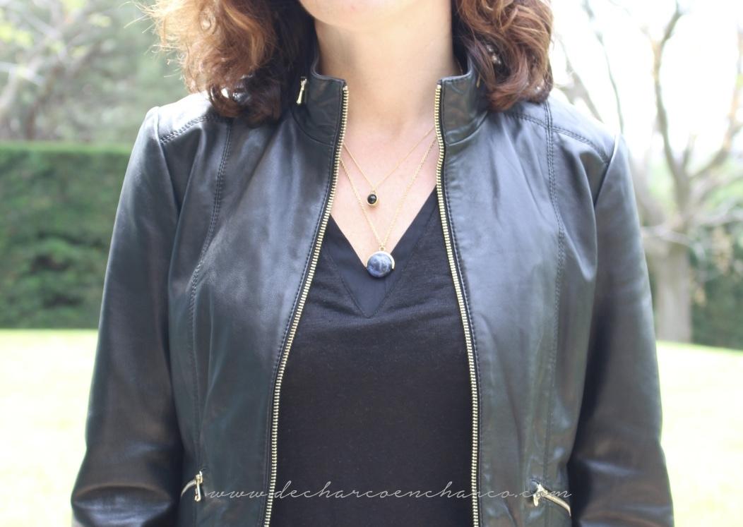 pantalones palazzo beiges con collar negro www.decharcoencharco.com