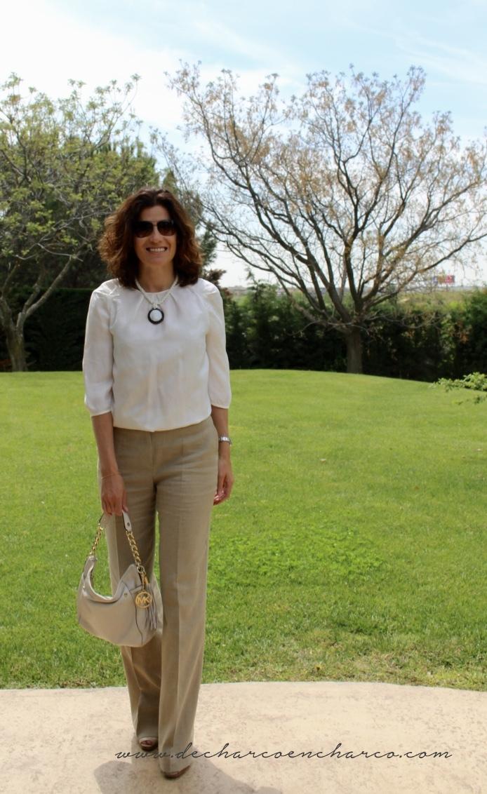 pantalones palazzo beiges con blusa blanca www.decharcoencharco.com