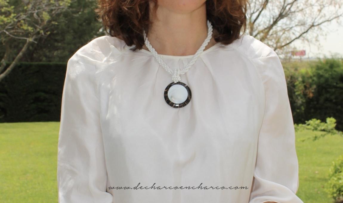 pantalones palazzo beiges con collar blanco www.decharcoencharco.com