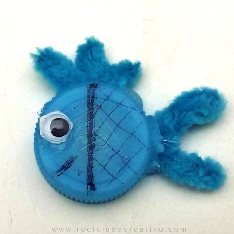 Pez azul hecho con un tapón de botella de plástico