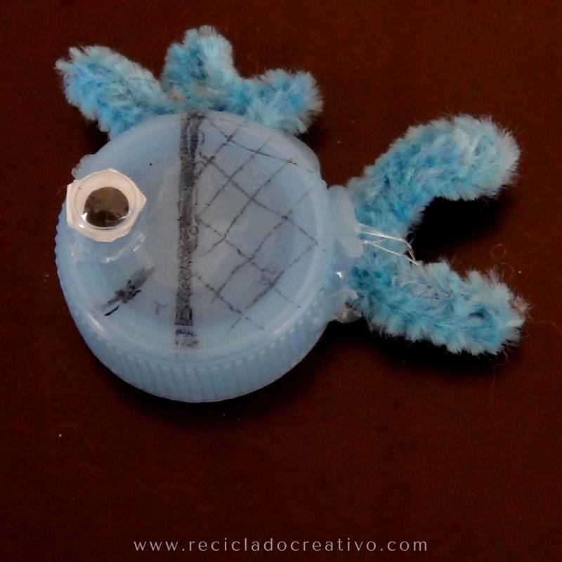 Pez azul hecho con un tapón de botella de plástico