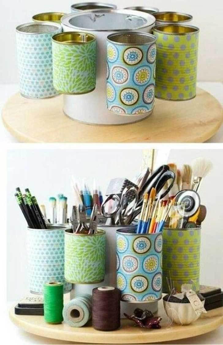 ordenador de escritorio con latas recicladas