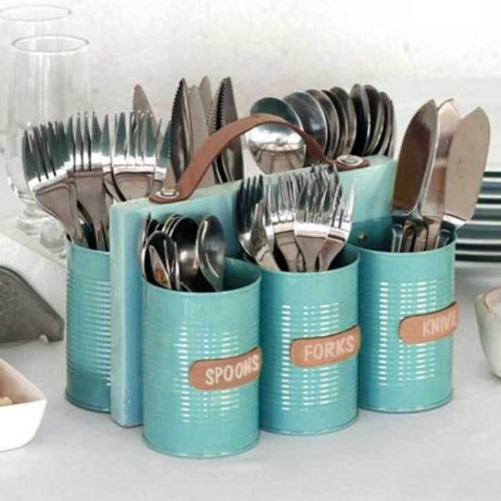 ordenador de utencillos de cocina con latas de conserva
