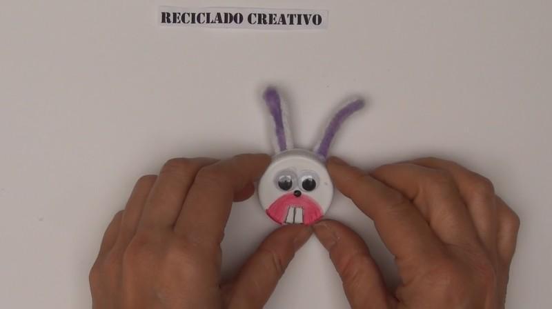 Reciclaje y manualidades para niños. Conejo con tapones