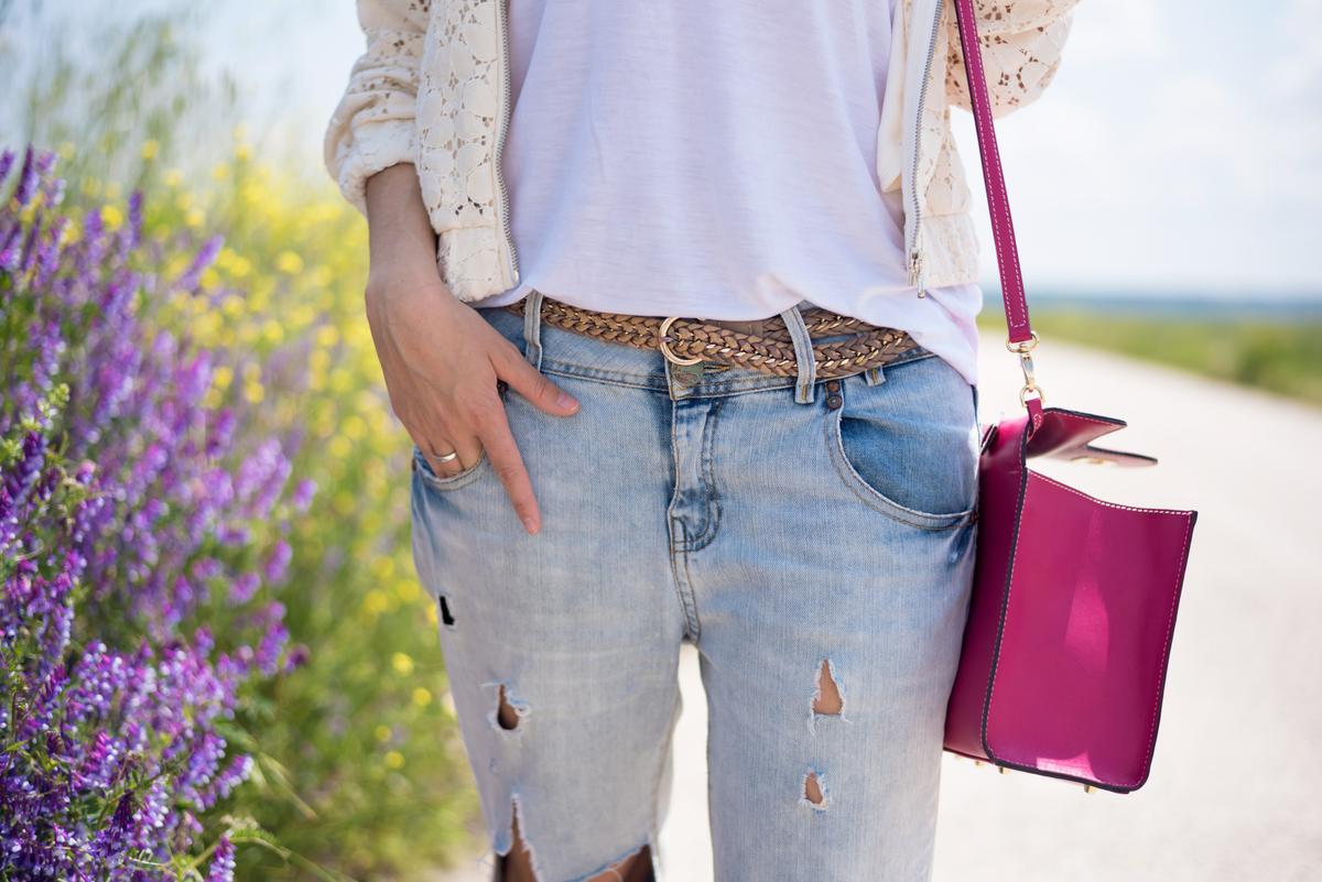 Look con vaqueros boyfriend y bomber
