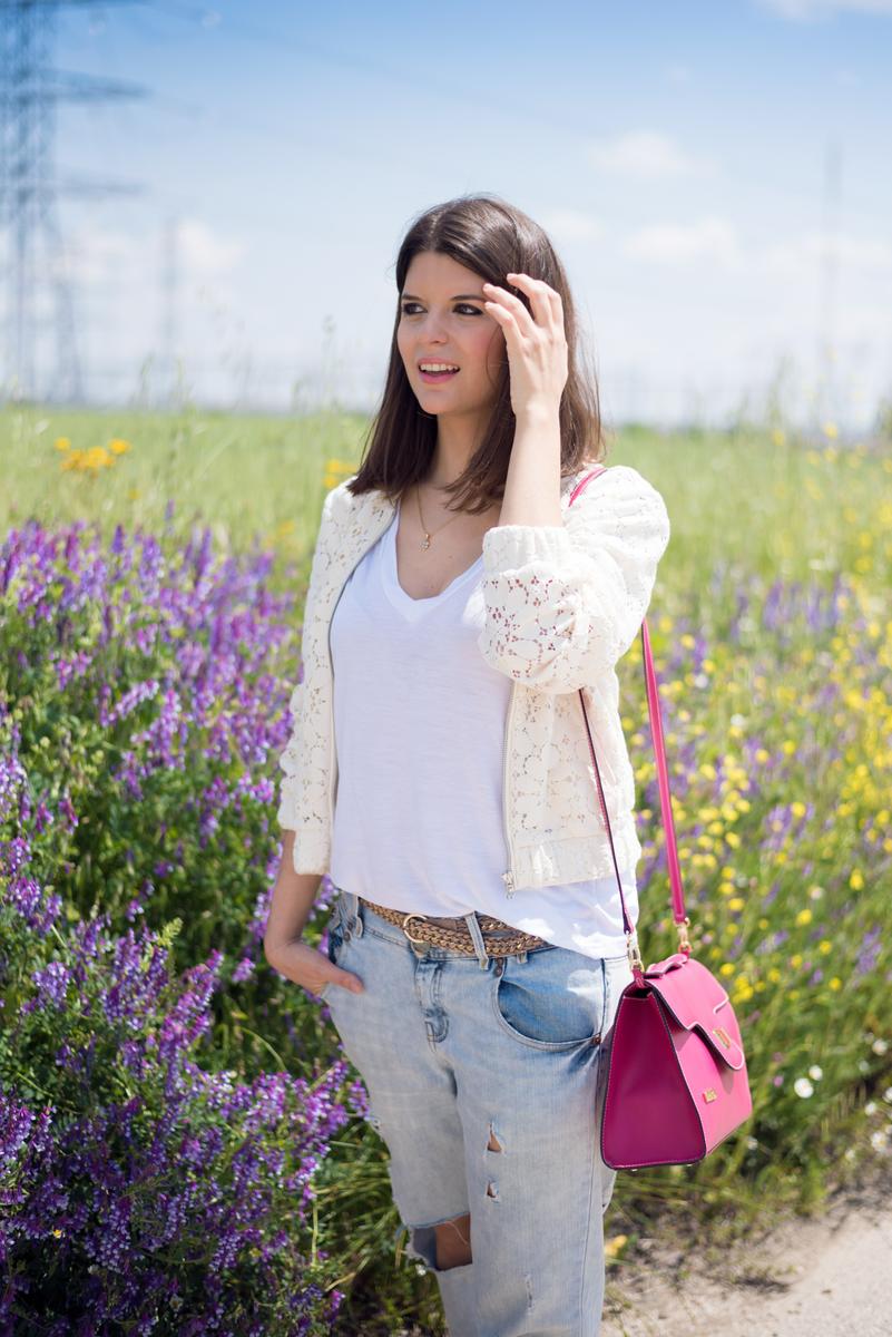 Look con vaqueros boyfriend y bomber