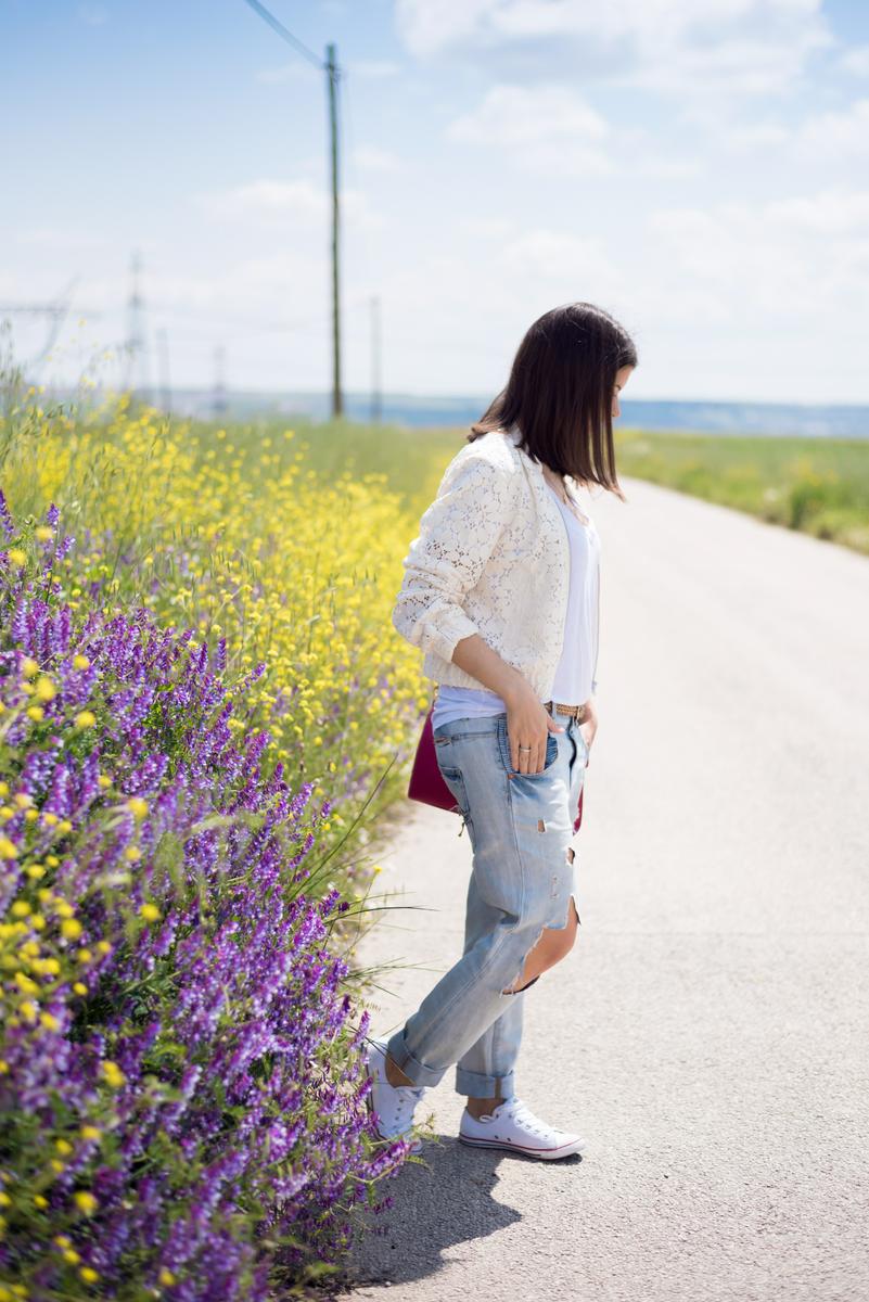 Look con vaqueros boyfriend y bomber