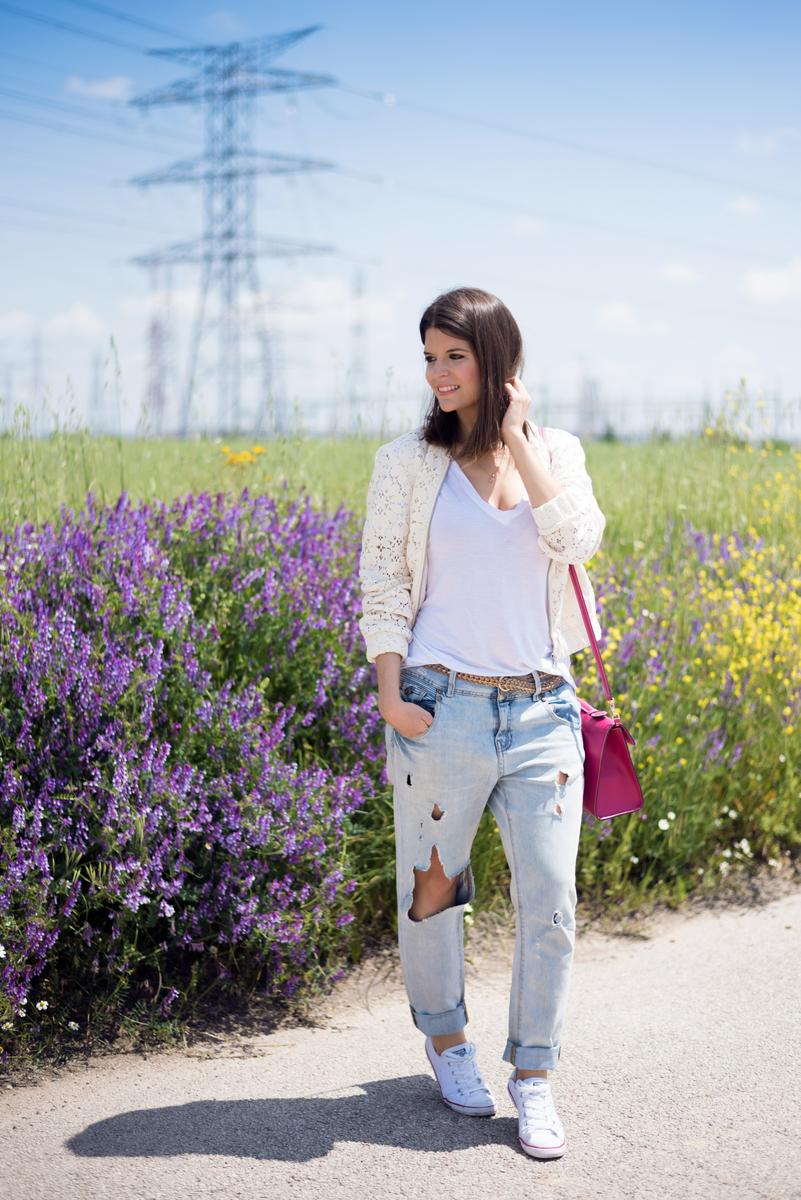 Look con vaqueros boyfriend y bomber