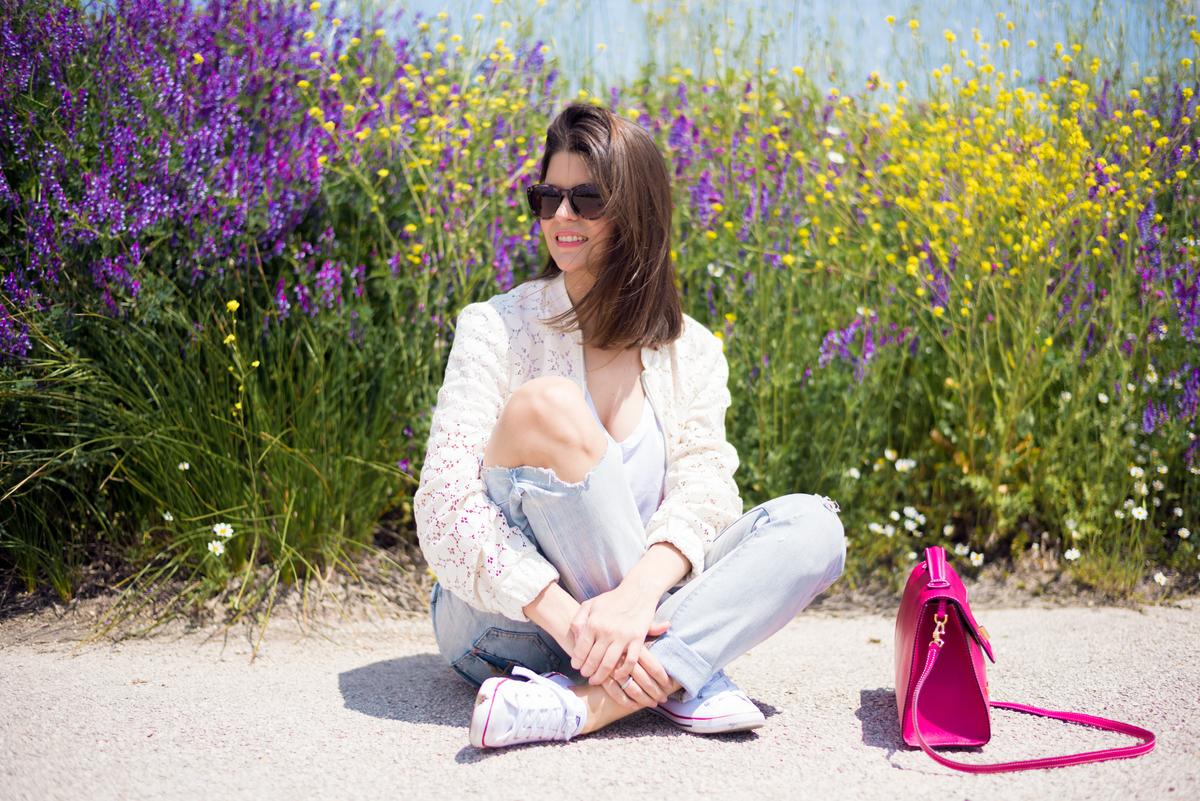 Look con vaqueros boyfriend y bomber