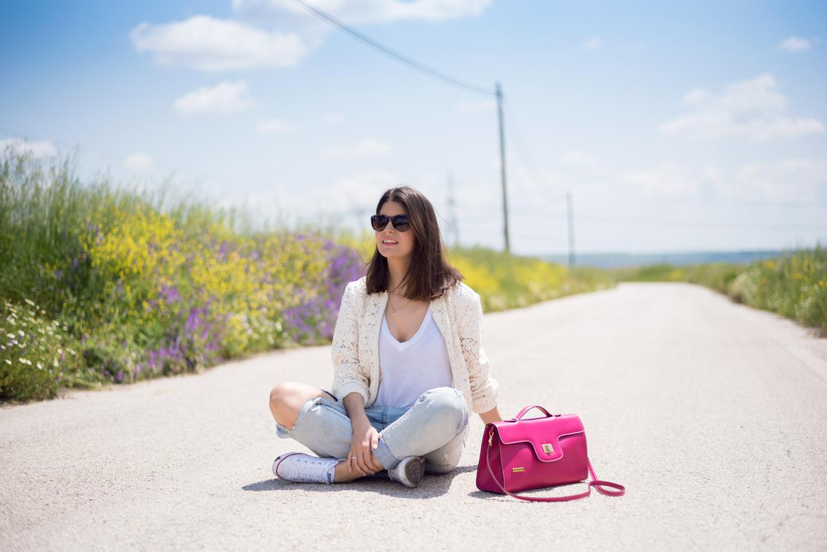 Look con vaqueros boyfriend y bomber