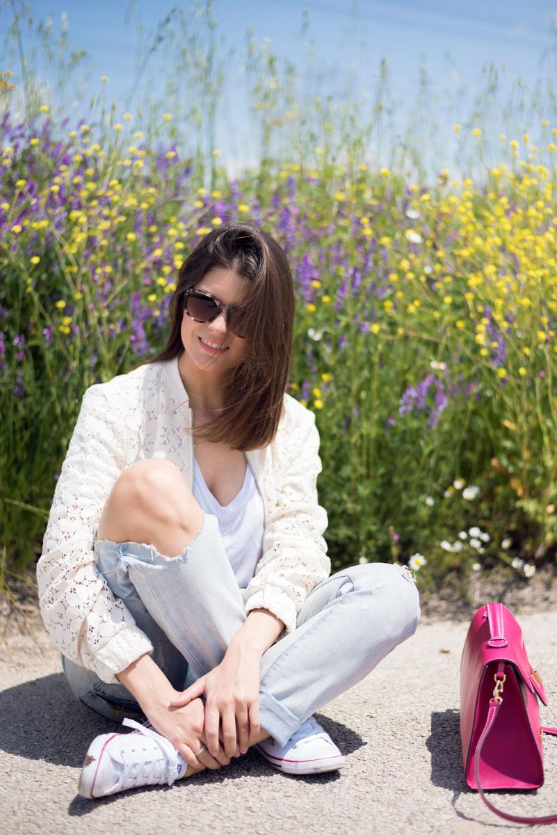 Look con vaqueros boyfriend y bomber