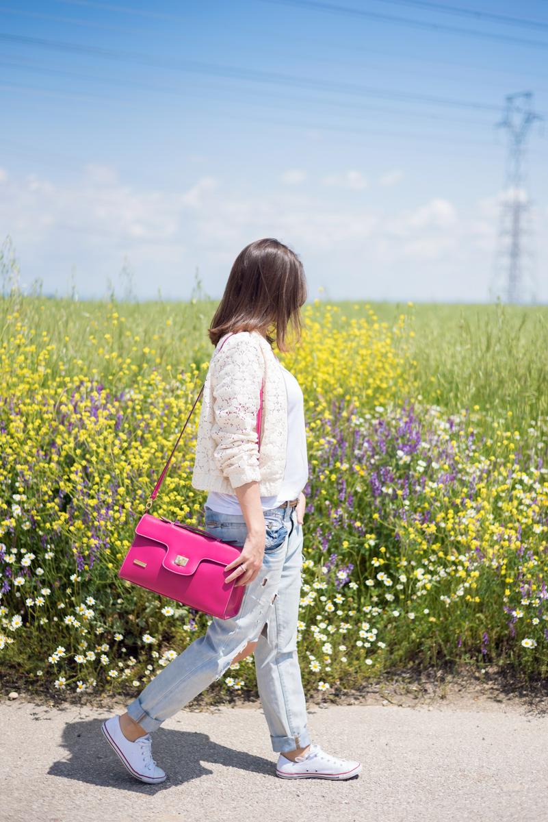 Look con vaqueros boyfriend y bomber