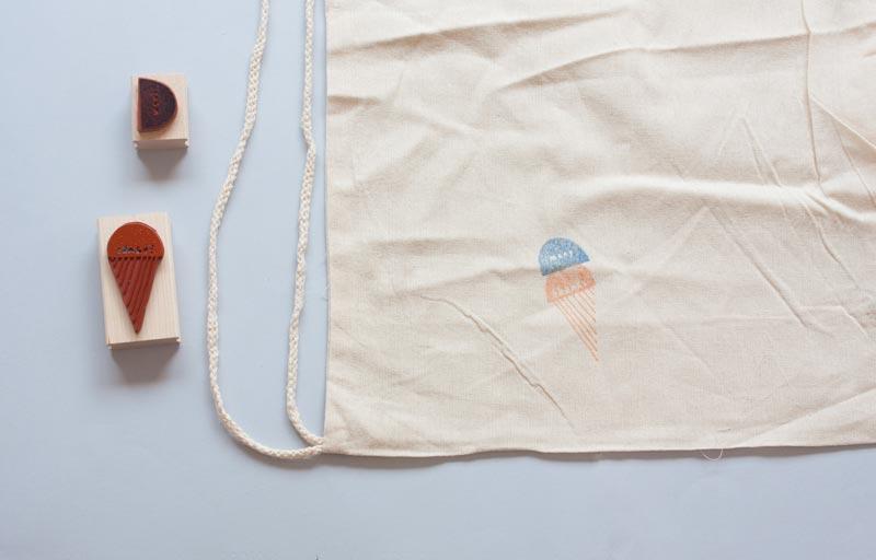 Customiza una mochila mediante la estampación de sellos.