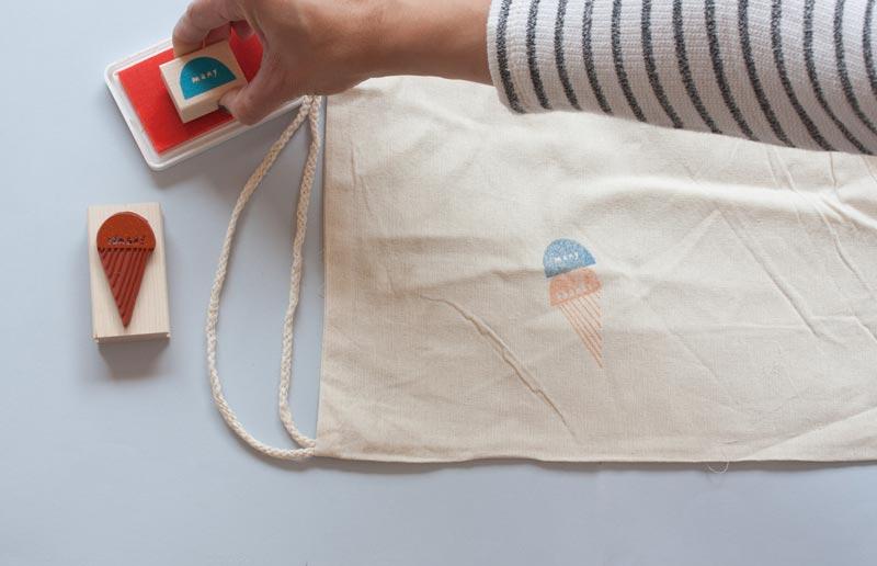 Customiza una mochila mediante la estampación de sellos.