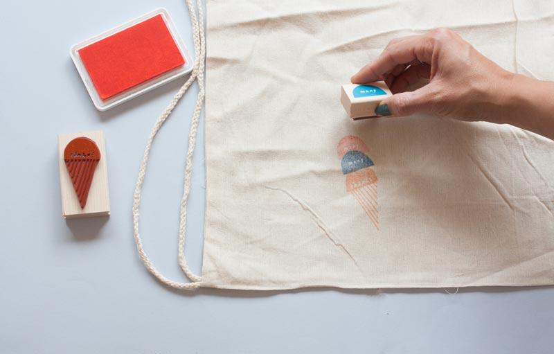 Customiza una mochila mediante la estampación de sellos.