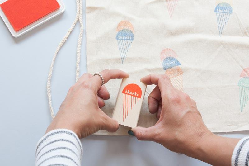 Customiza una mochila usando la técnica de la estampación de sellos.