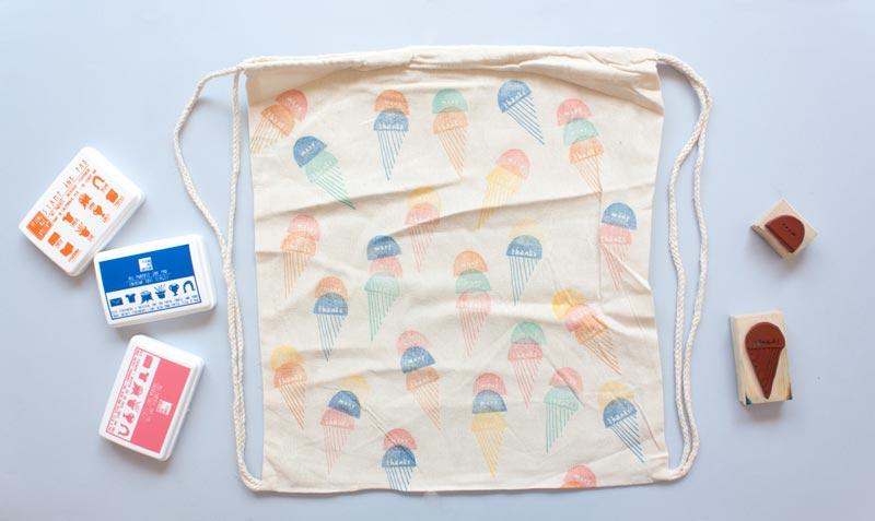 Customiza una mochila usando la estampación de sellos.