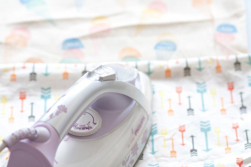 Customiza una mochila con la estampación de sellos.