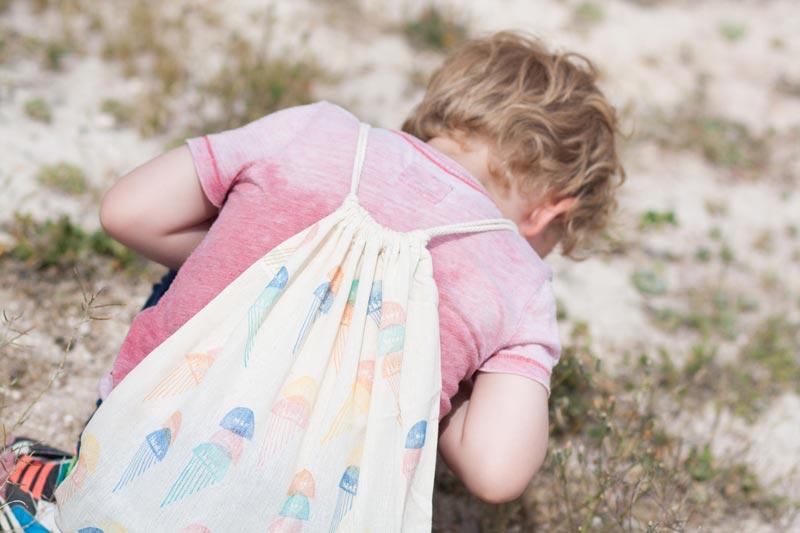 Customiza una mochila mediante la estampación de sellos.