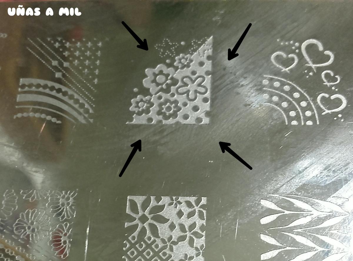 uñas_a_mil_nail_art_diseño_decoracion_uñas_blanco_negro_black_white_flores_perlas_estampacion_stamping (5)