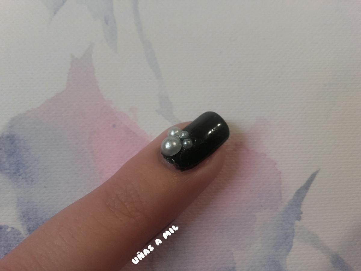 uñas_a_mil_nail_art_diseño_decoracion_uñas_blanco_negro_black_white_flores_perlas_estampacion_stamping (3)